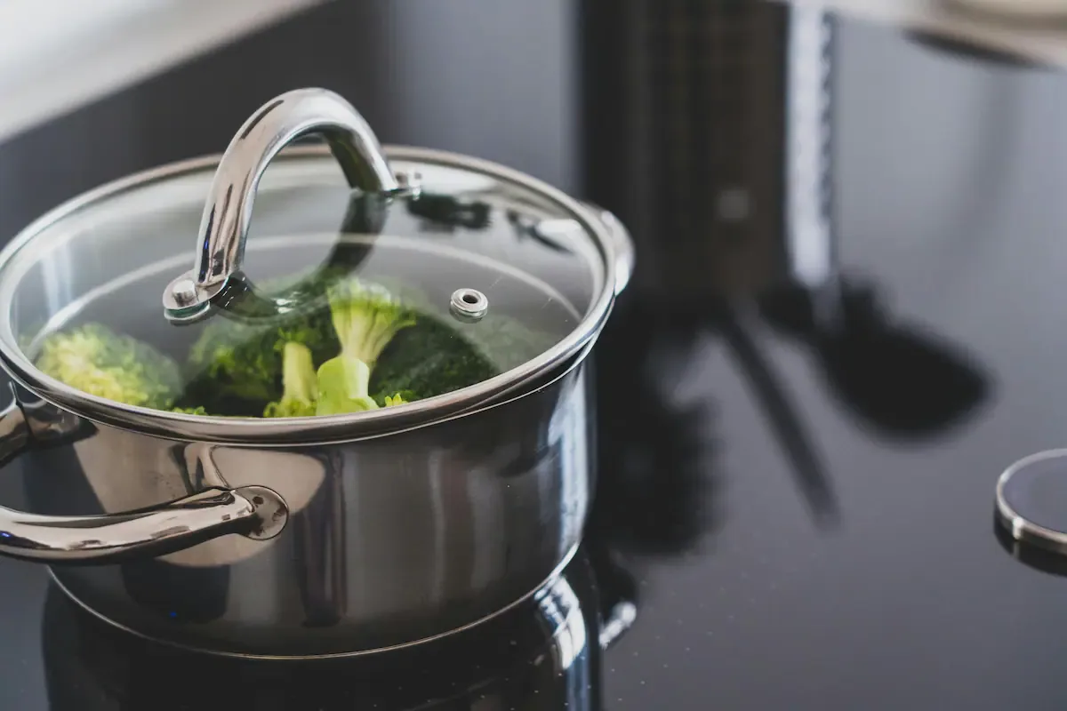 No es bicarbonato, limón ni vinagre: este es el ingrediente que debes usar para limpiar tus ollas y evitar que la comida se pegue