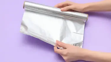 Colocar papel aluminio en el picaporte permite mantenerlo impecable al pintar.