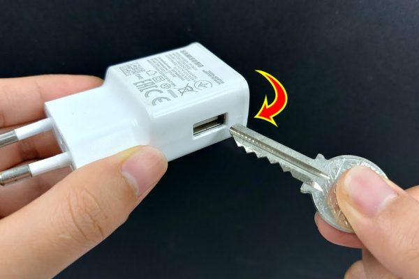 Eine Person wendet clevere Haushalts-Tricks in der Küche an, um Zeit und Ordnung zu schaffen.
