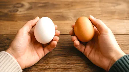 Huevos blancos vs. huevos marrones: qué diferencia hay y cuál conviene comprar